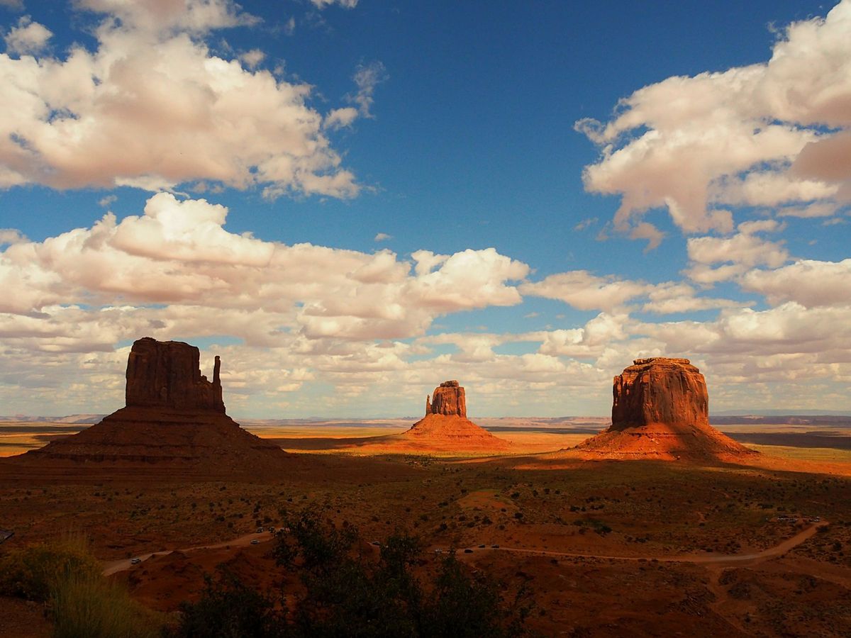 モニュメントバレー
フォレスト・ガンプをはじめ数々の映画のロケ地としても有...