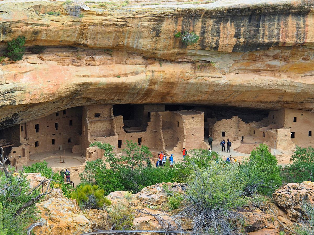 メサ・ヴェルデ国立公園
メサ・ヴェルデはアナサジ族が断崖をくり抜いて作った...
