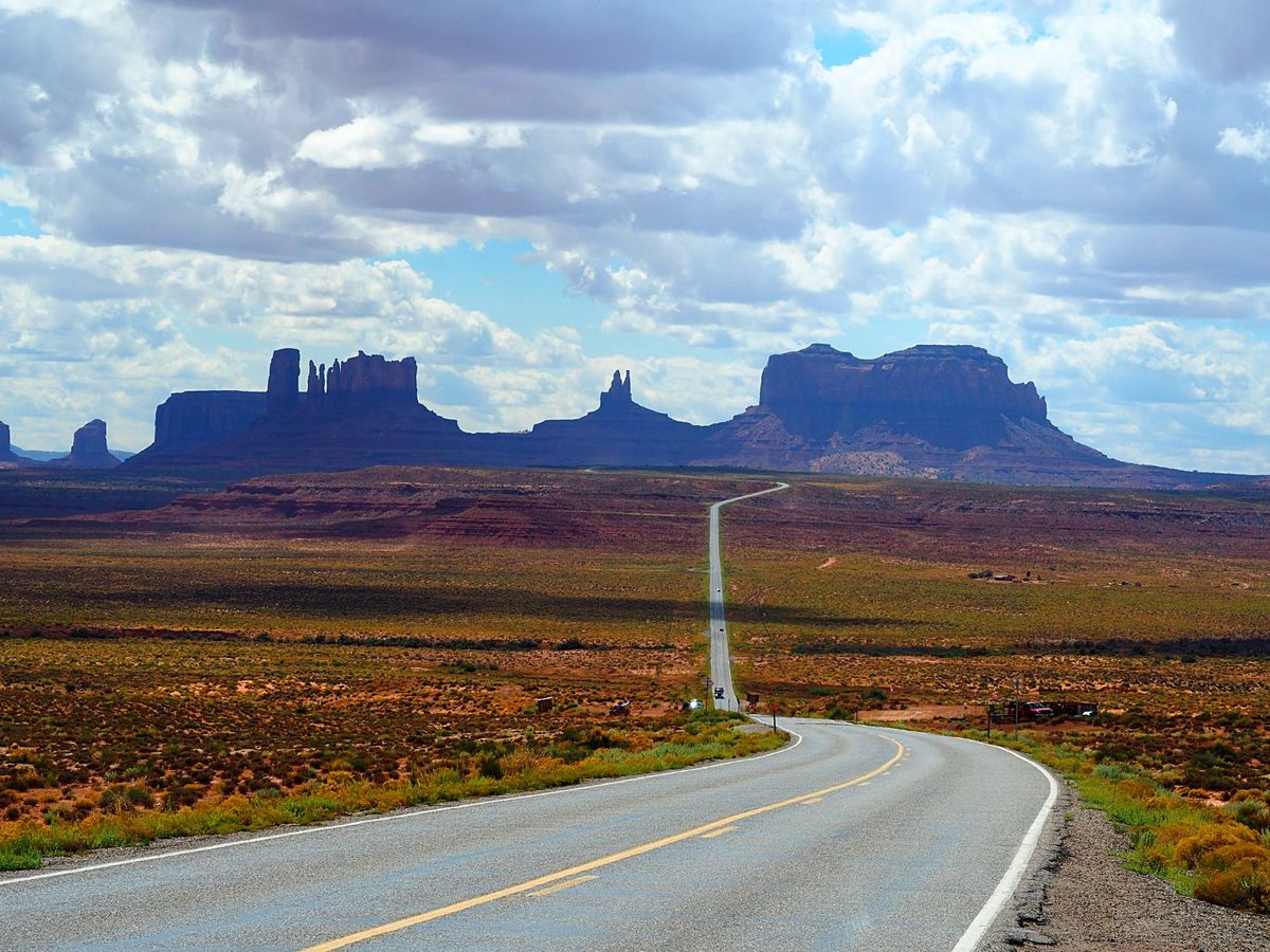 モニュメントバレー
フォレスト・ガンプをはじめ数々の映画のロケ地としても有...