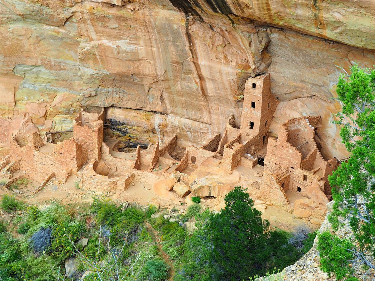 メサ・ヴェルデ国立公園
メサ・ヴェルデはアナサジ族が断崖をくり抜いて作った...