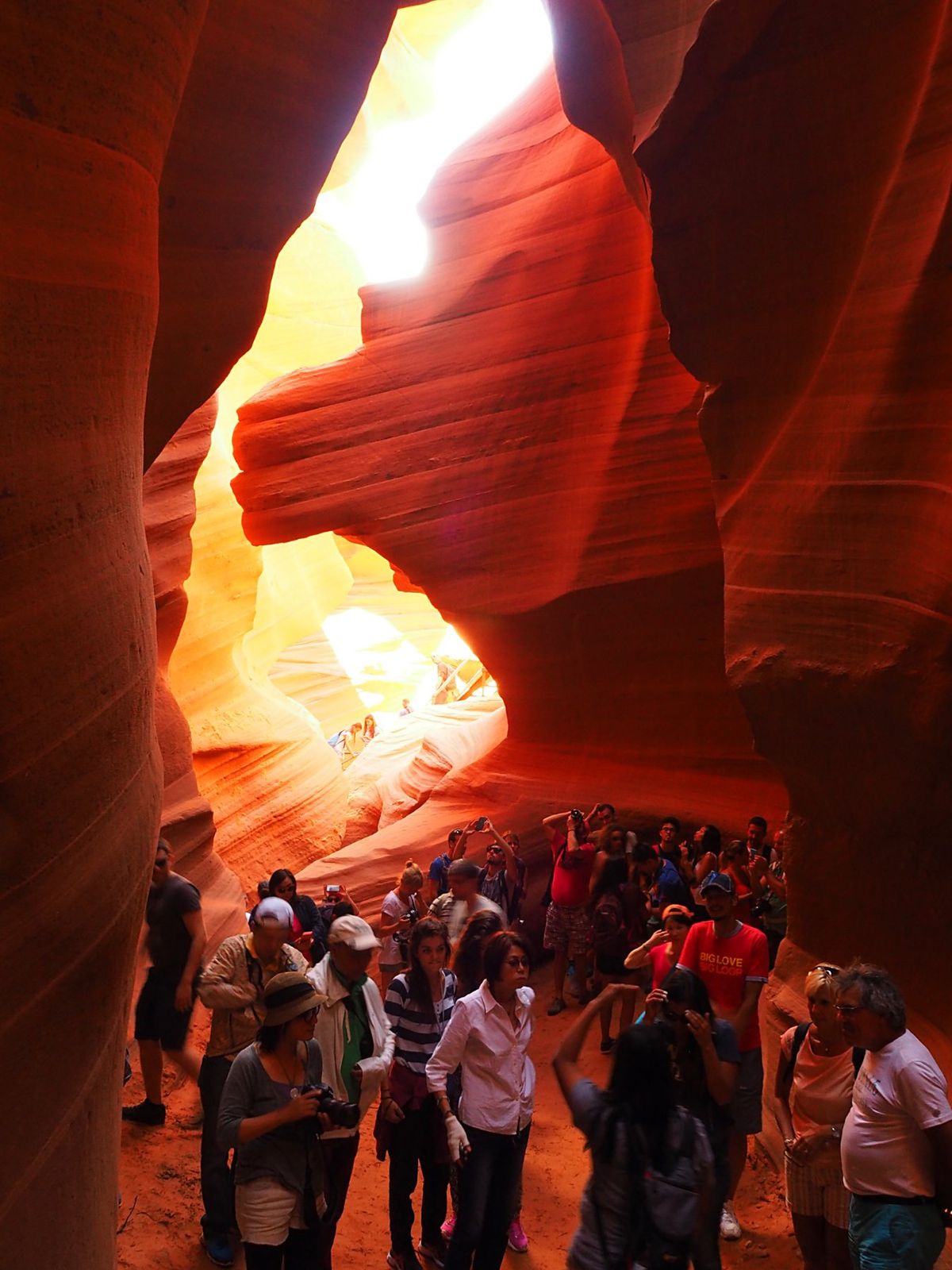 アンテロープ・キャニオン
峡谷を流れる雨風によって作られた岩壁と、そこに射...