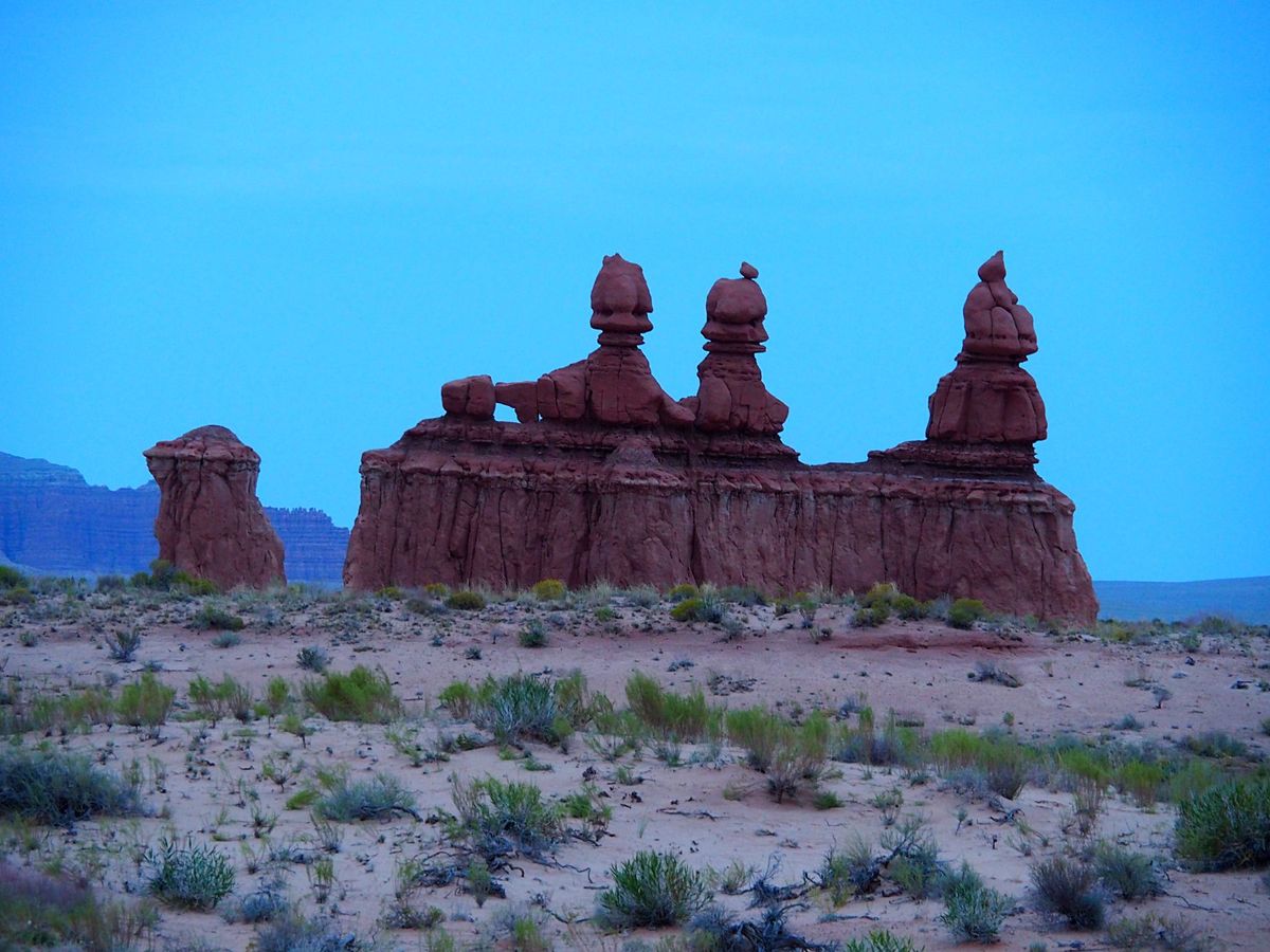 ゴブリンバレー州立公園
キャピトルリーフ国立公園から東に約100km、日没...
