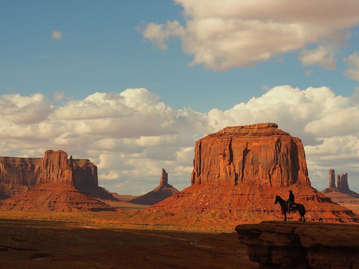 モニュメントバレー
フォレスト・ガンプをはじめ数々の映画のロケ地としても有...