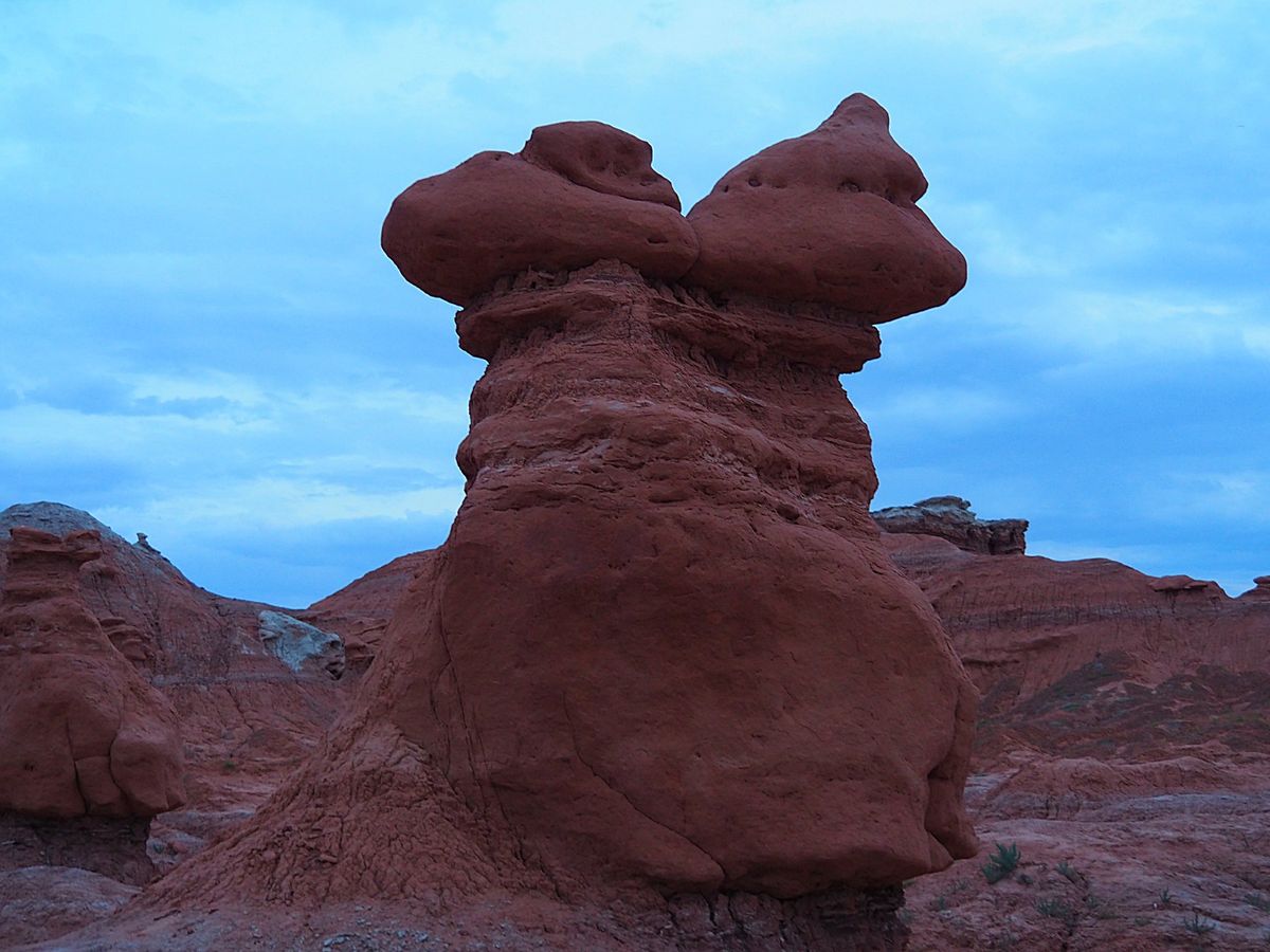 ゴブリンバレー州立公園
キャピトルリーフ国立公園から東に約100km、日没...