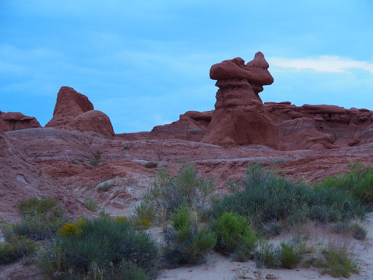 ゴブリンバレー州立公園
キャピトルリーフ国立公園から東に約100km、日没...