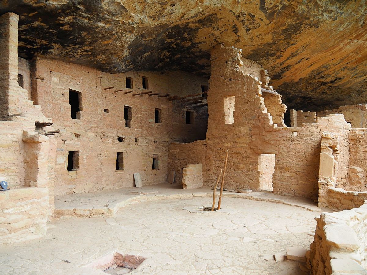 メサ・ヴェルデ国立公園
メサ・ヴェルデはアナサジ族が断崖をくり抜いて作った...