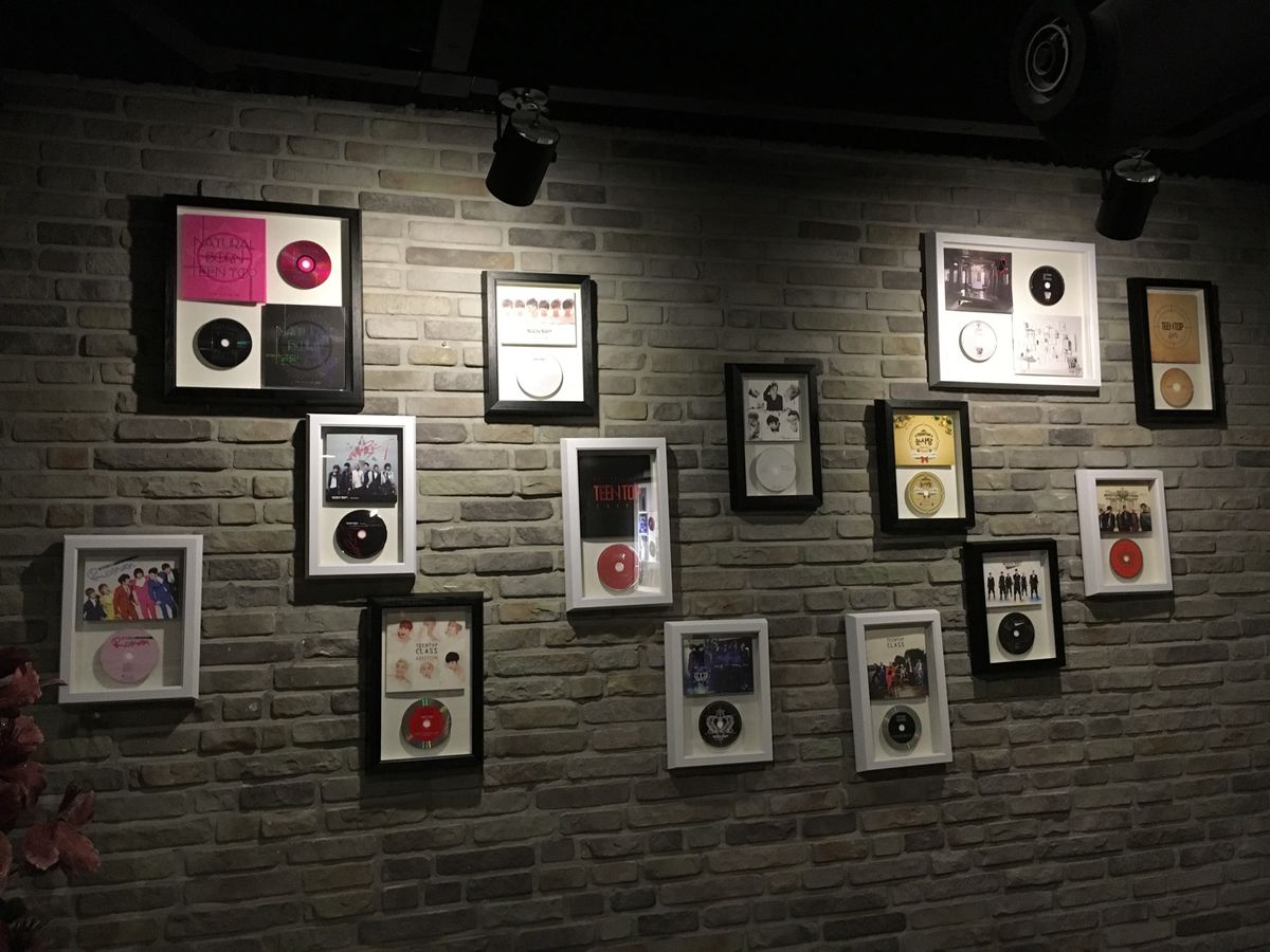 k-popアイドルの実家がやってるチキン屋さんなので、写真やポスターがオシ...