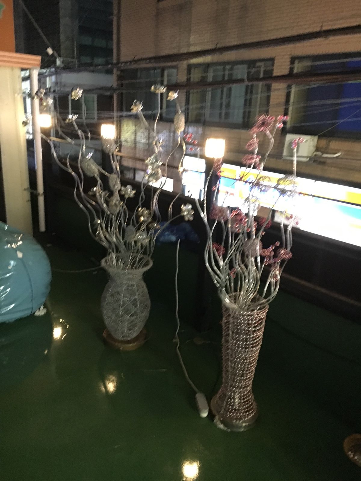 k-popアイドルの実家がやってるチキン屋さんなので、写真やポスターがオシ...