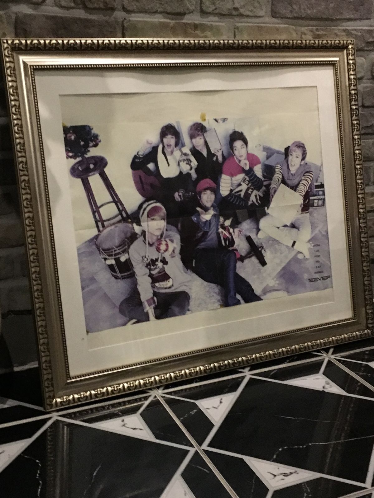 k-popアイドルの実家がやってるチキン屋さんなので、写真やポスターがオシ...