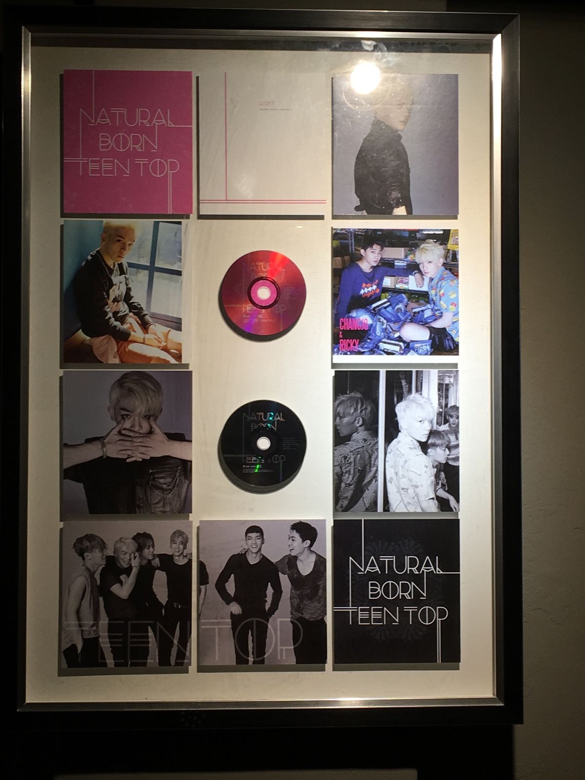 k-popアイドルの実家がやってるチキン屋さんなので、写真やポスターがオシ...