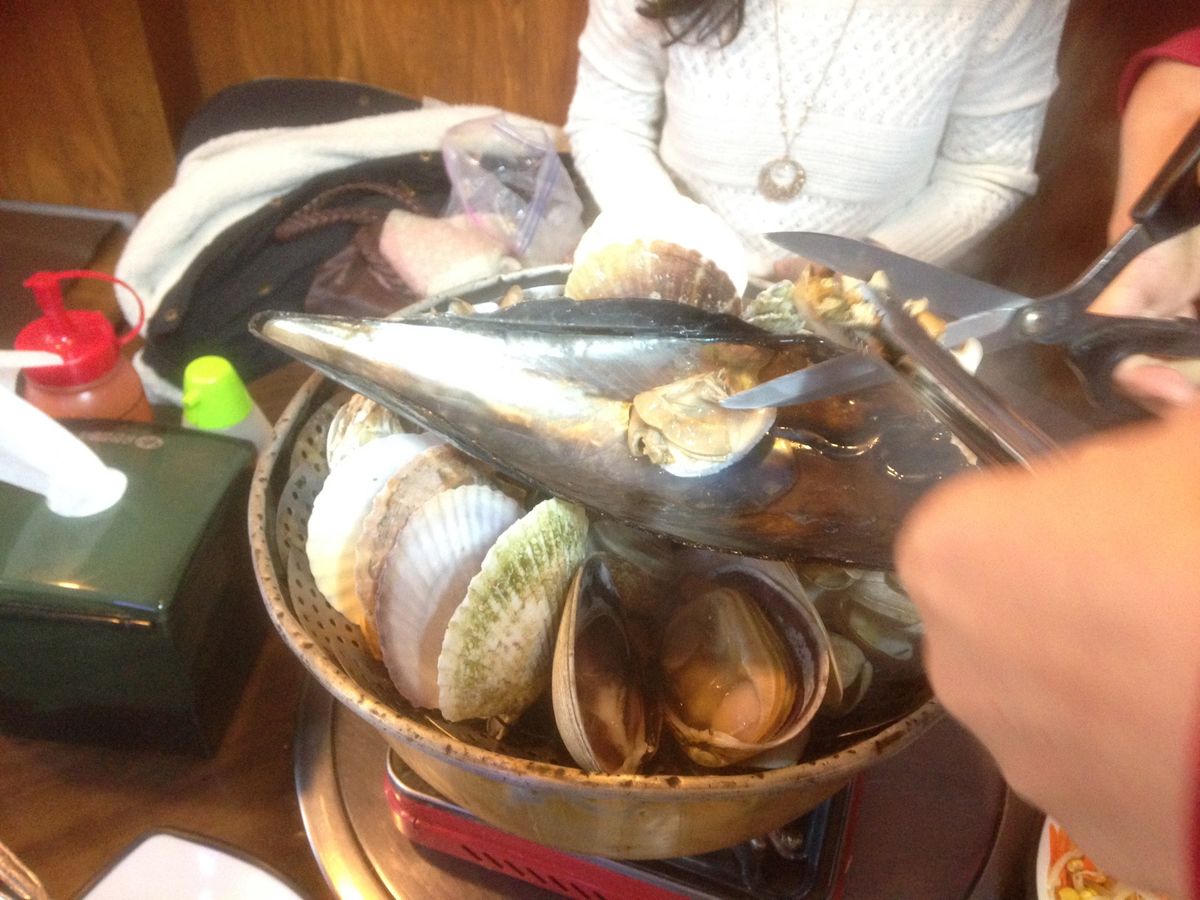 貝鍋。とても大きな貝から小さな貝までたっぷり。