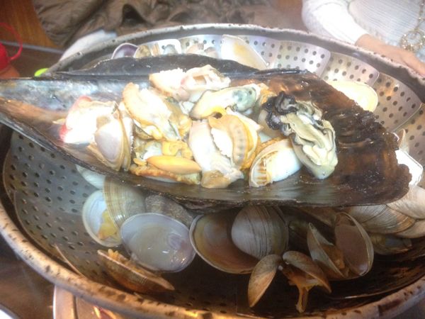 大韓民国 (韓国)・ソウル　「食べ物紀行」の写真：貝鍋。とても大きな貝から小さな貝までたっぷり。