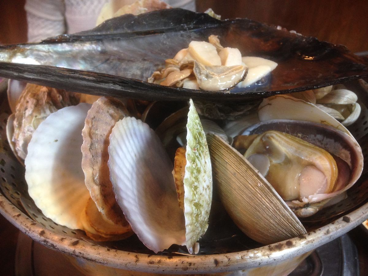貝鍋。とても大きな貝から小さな貝までたっぷり。