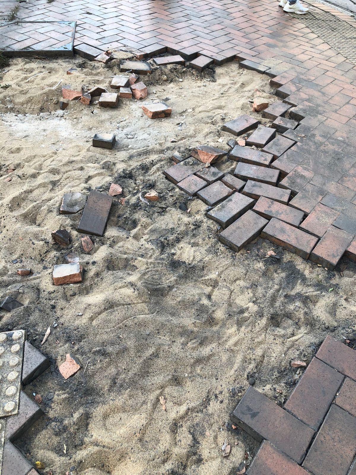 街中はデモの爪跡が…