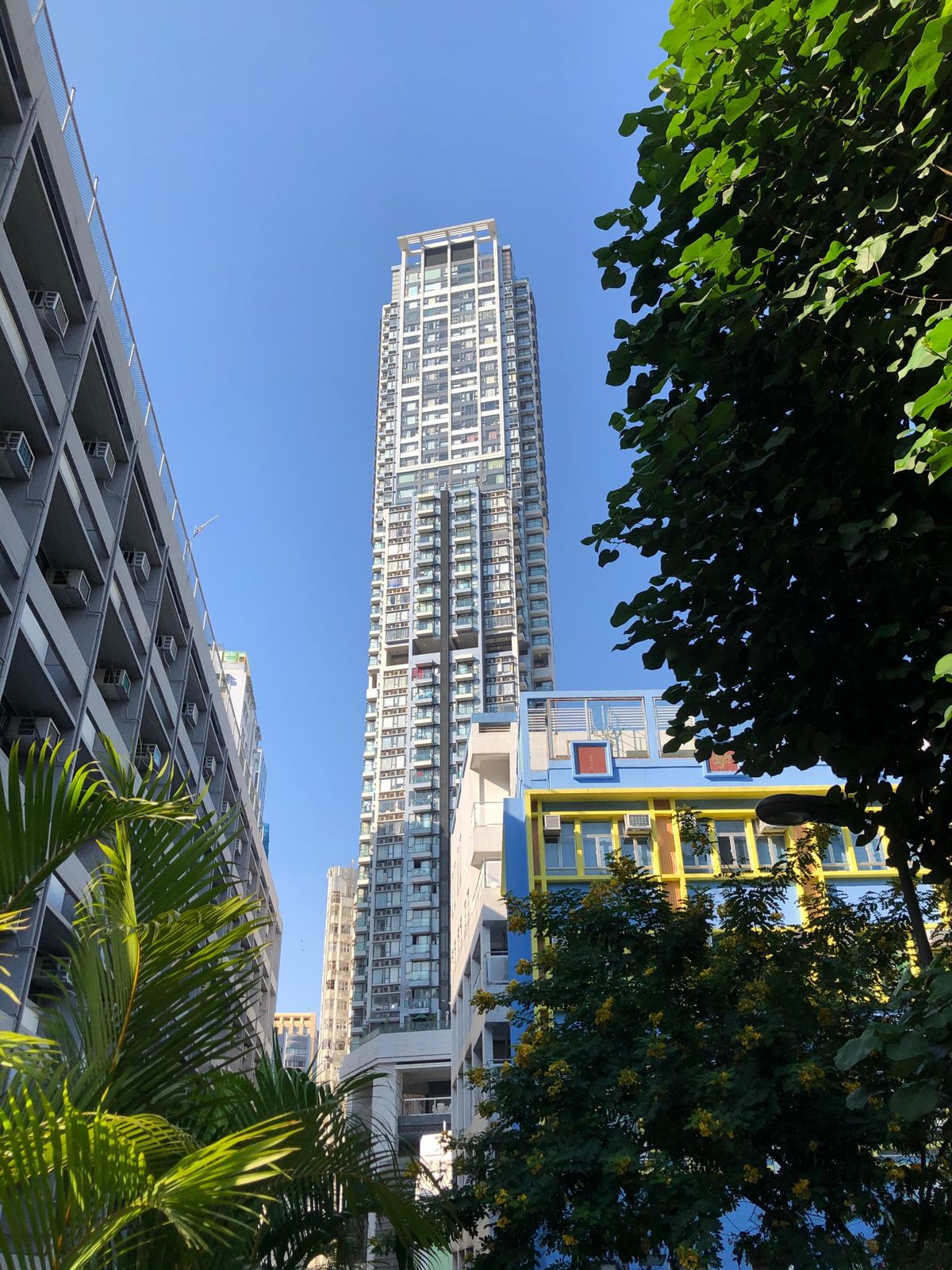 街中はデモの爪跡が…