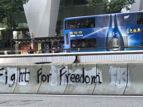 香港「「香港へ　③」」の写真：街中はデモの爪跡が…