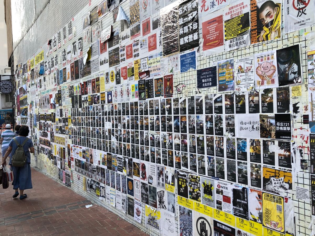 街中はデモの爪跡が…