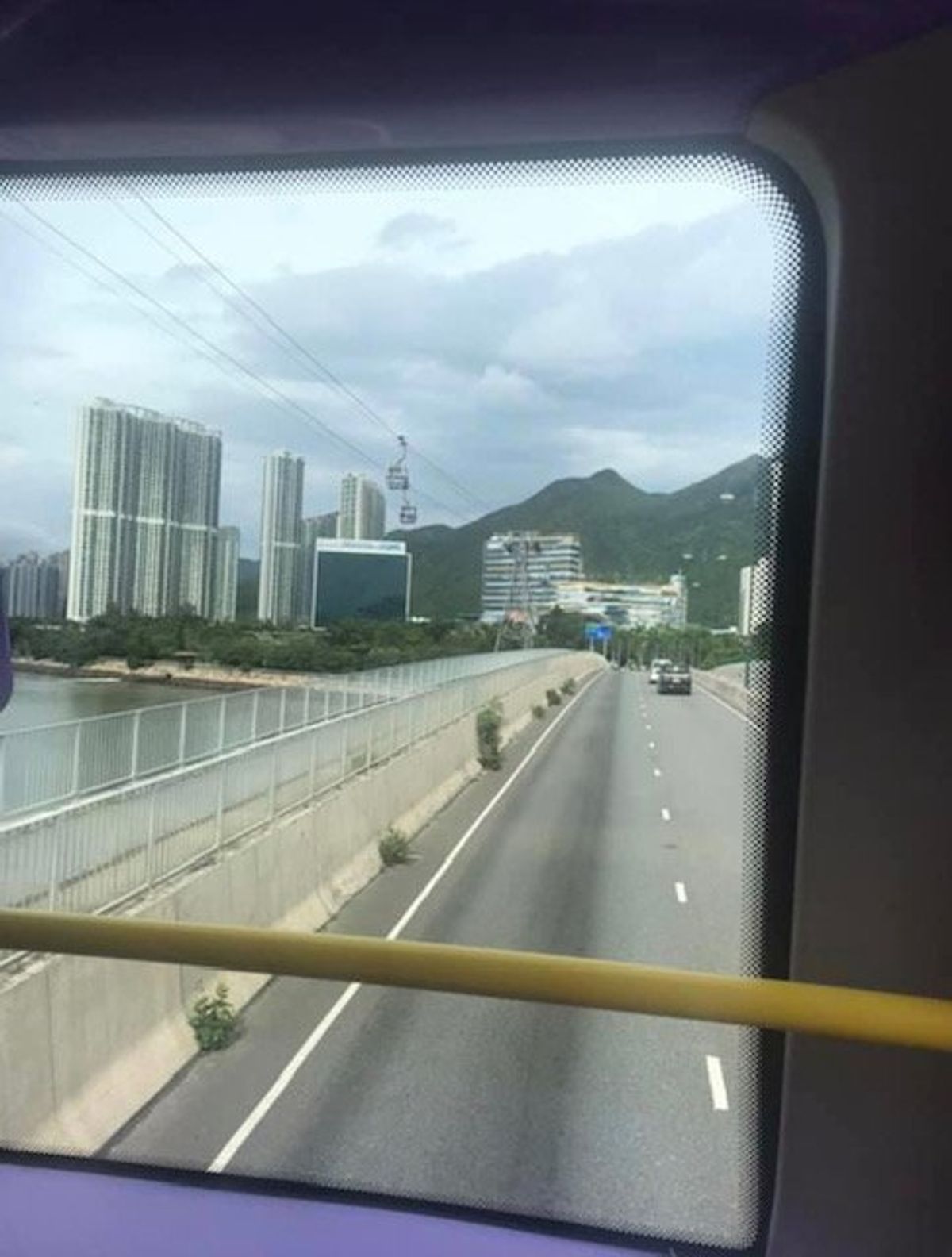 空港からケーブルカーが見える？
無料バスでS1乗り場から東沸駅に行ってみま...