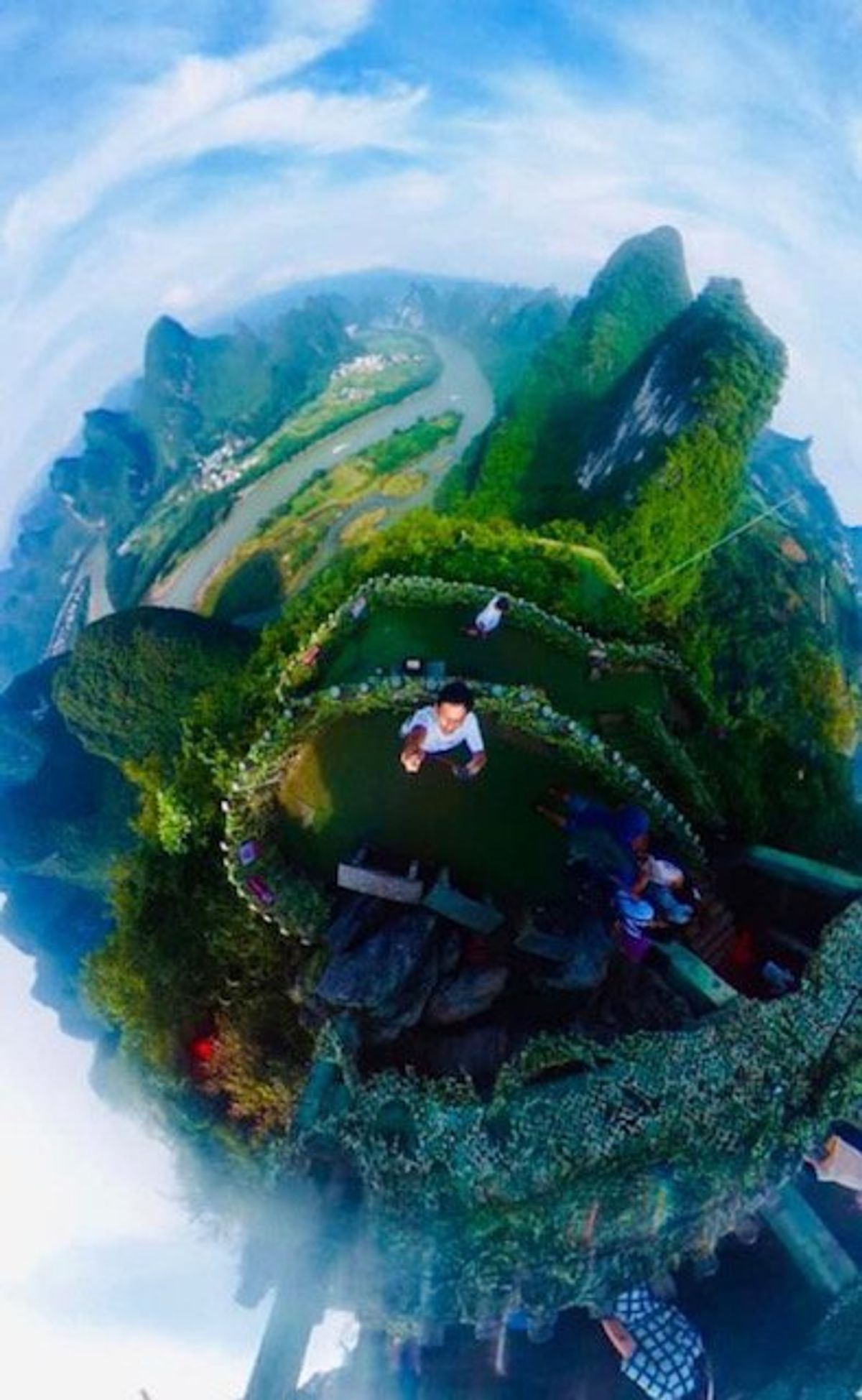 2019.06.27
友達達は昨晩遅くまではしゃいでいたから昼まで寝てるの...