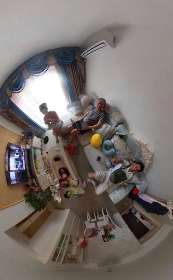 中国「6月：阳朔、興坪、電動バイクの旅：中国」の写真：2019.06.29昨晩、クーラーに洗濯物を干して椅子...