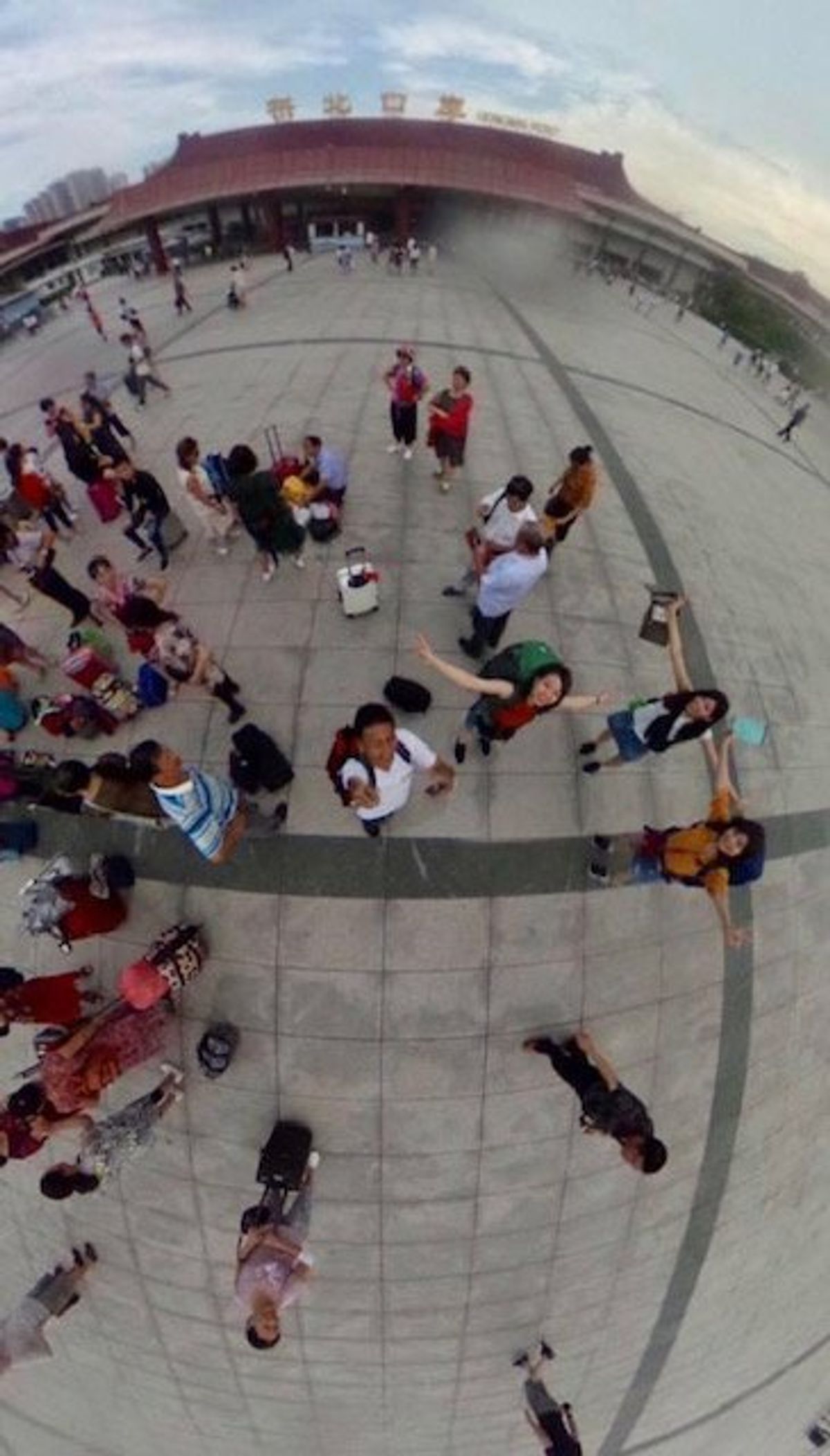 とりあえず、今夜の宿へ
マカオの出口付近に両替商がたくさんあります。
マカ...