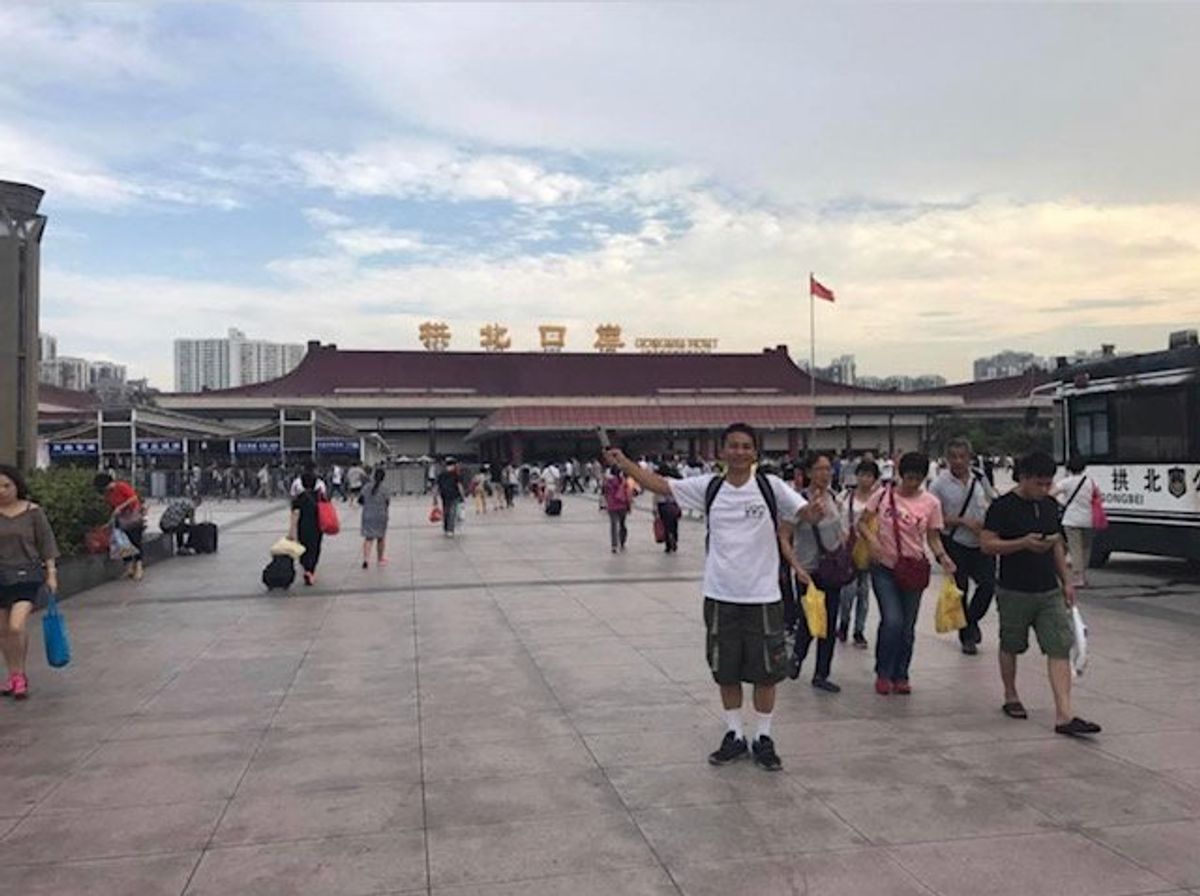 とりあえず、今夜の宿へ
マカオの出口付近に両替商がたくさんあります。
マカ...