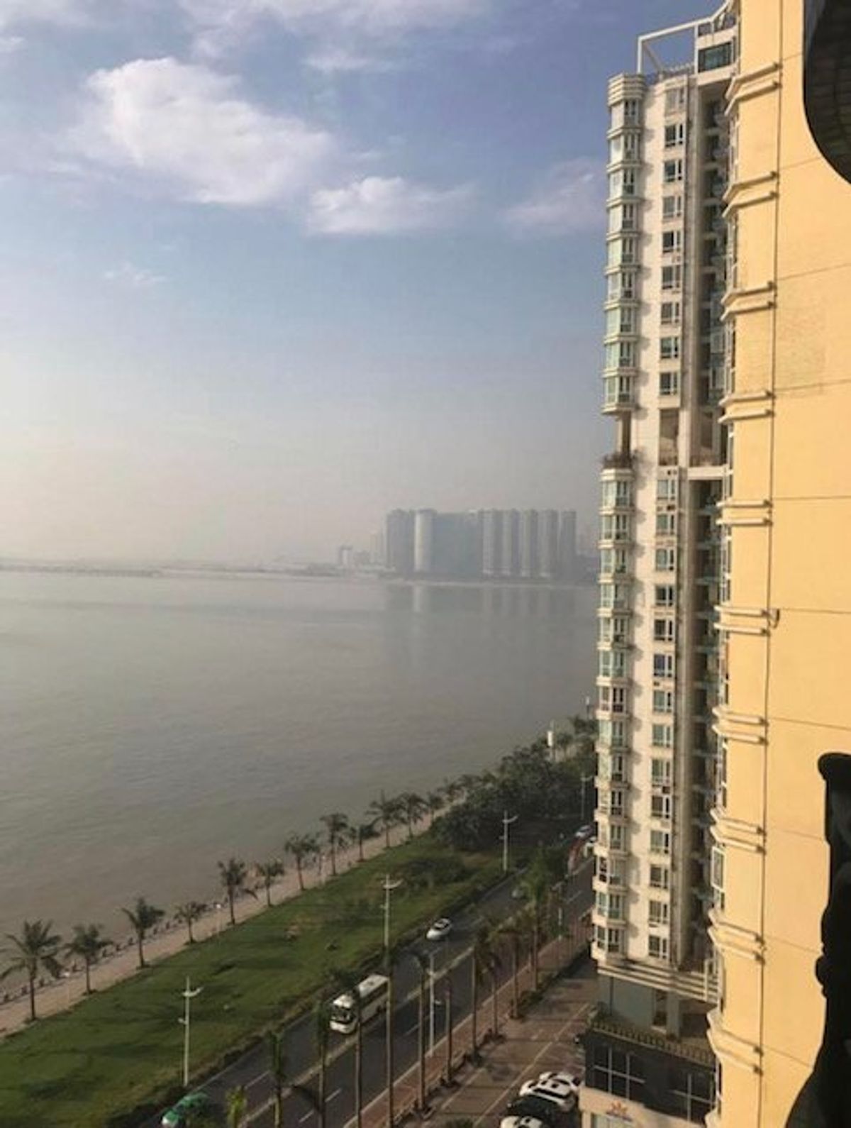 2017.09.15
国境から宿へタクシー
このタクシーの運転手は住所を教...