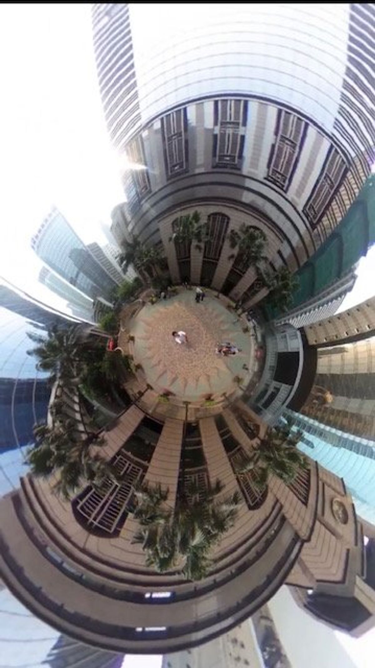 2017.09.17
移民？浮浪者？すごい数！
女性ばかり、明るく楽しんで...