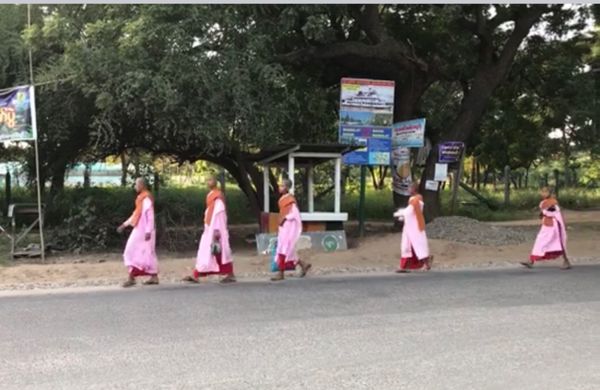 ミャンマー・ヤンゴン「11月ヤンゴン、バガン、ゴールデンロック:ミャンマー」の写真：2016.11.27

エビ天3枚100...