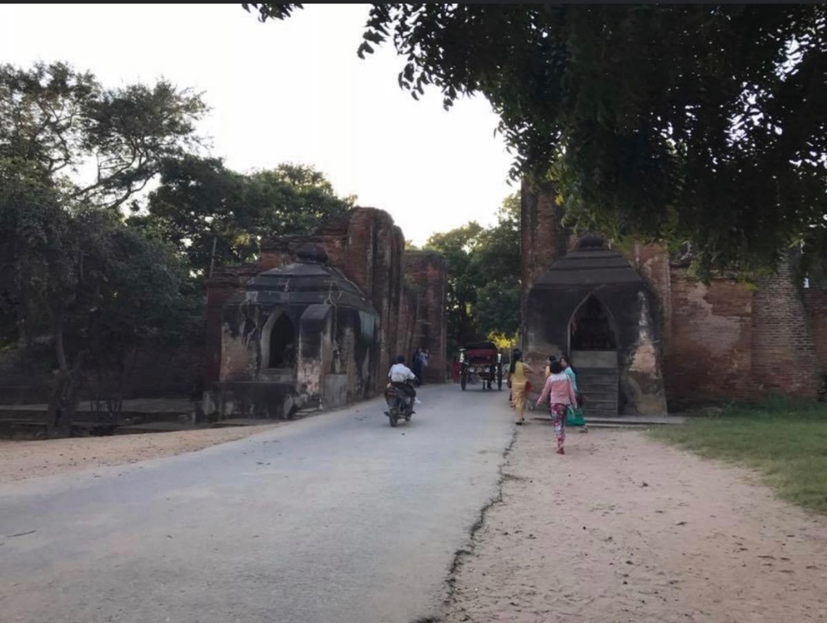 2016.11.26
ランチ全部で9000ｋ＝747円
4人で割り勘
食事...