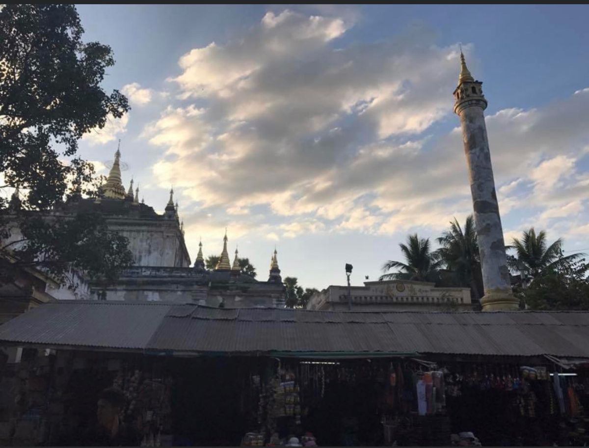 2016.11.27
8月のバガン地震で、至る所が修復中です。