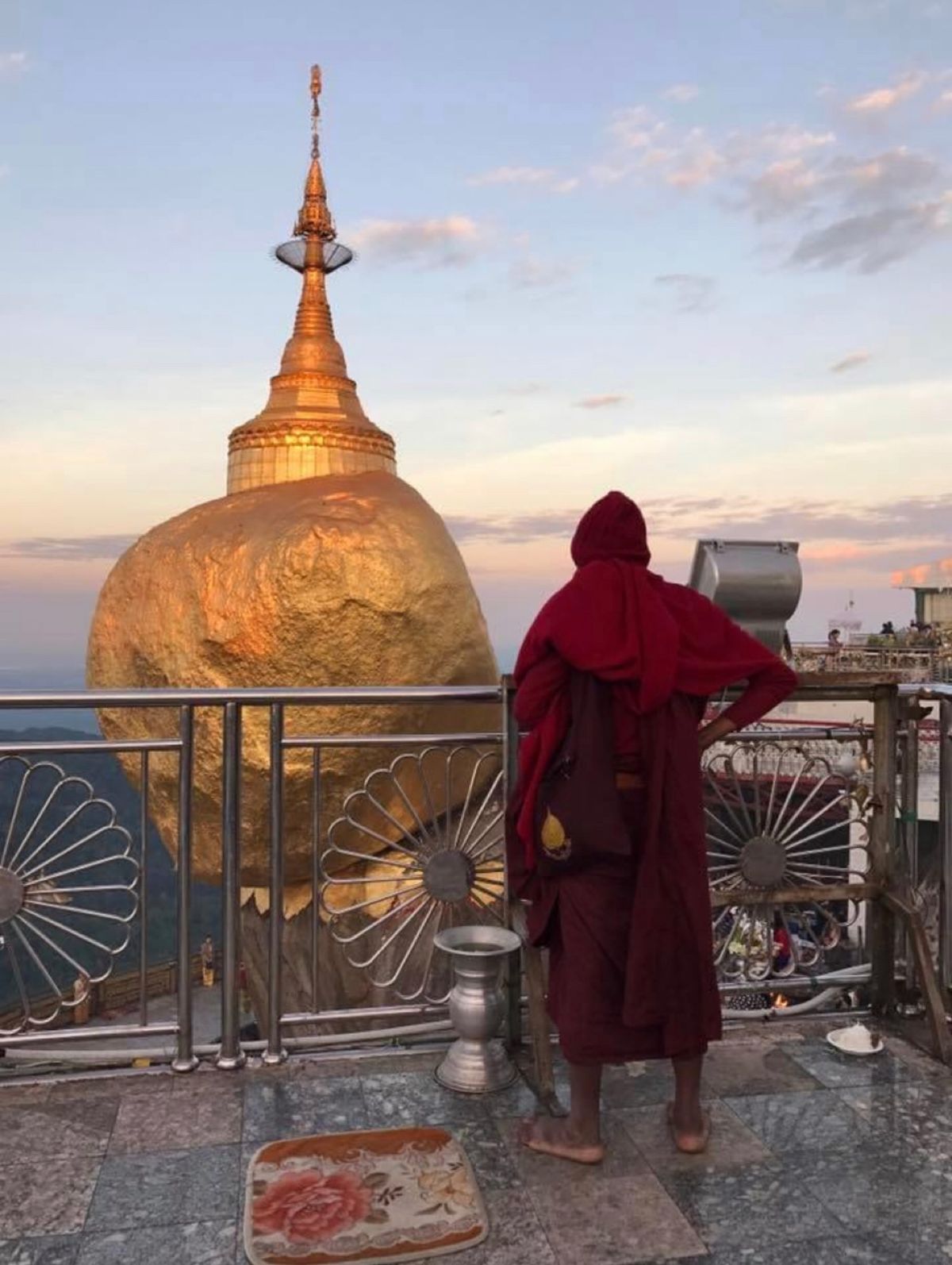 2016.12.01
朝焼け
スターウォーズのロイヤルガードみたいなお坊さ...