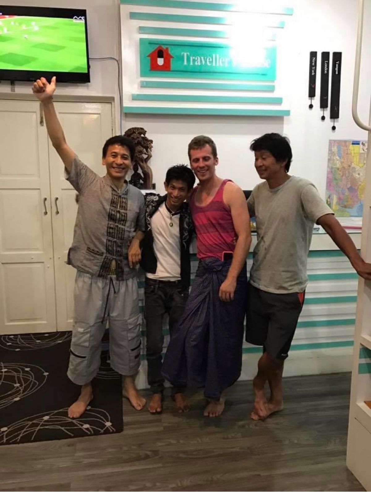 2016.12.01

また、ゲストハウスに戻り
出会いと別れ

朝6時空...