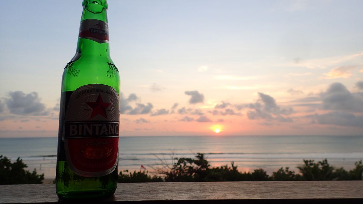 レギャンのホテルだったからサンセットもバッチリ。
でも夜、クラブ帰りの細道...