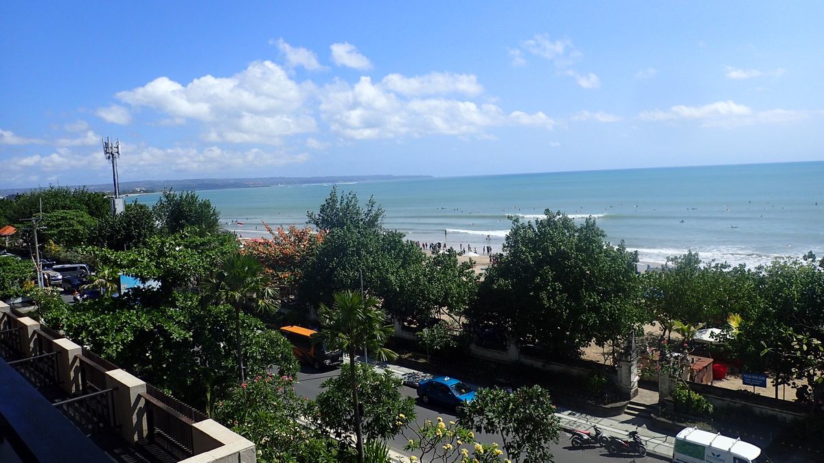 レギャンのホテルだったからサンセットもバッチリ。
でも夜、クラブ帰りの細道...