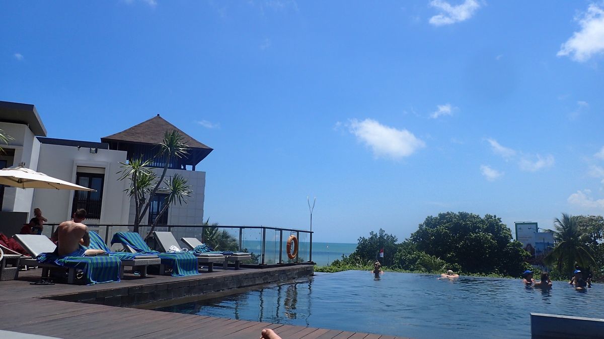 レギャンのホテルだったからサンセットもバッチリ。
でも夜、クラブ帰りの細道...