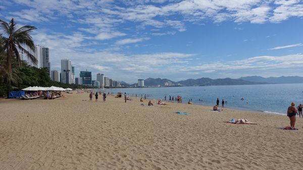 ベトナム・ニャチャン「2018夏　ニャチャンの旅」の写真：ニャチャンのビーチはロシアの方がよく寝てました