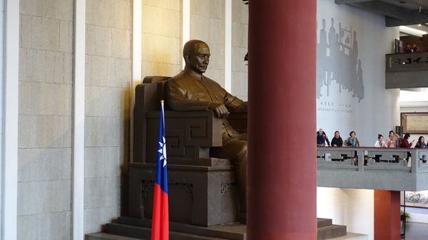 台湾・台北「2018 台北　嫁と嫁母と3人旅」の写真：孫文像と衛兵交替式と士林夜市。
静安寺で...