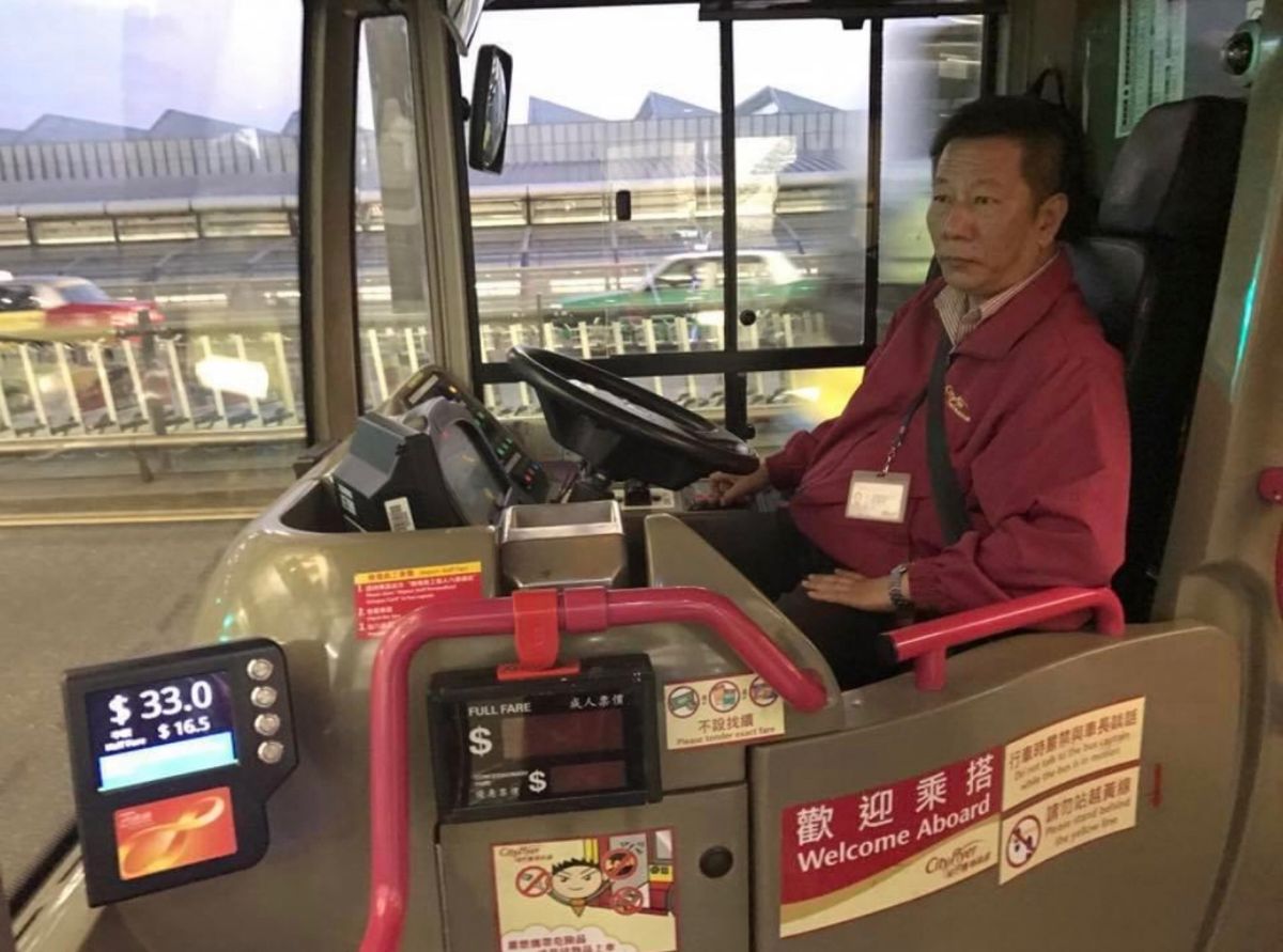 2016.12.03
朝6時 まだ暗いです。

香港空港バスはお釣りは出さ...