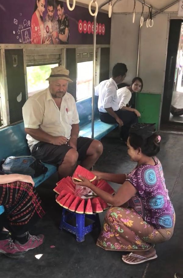 ミャンマー・ヤンゴン「3月:2度目のバガン、インレー湖、カックー、ヤンゴン:ミャンマー」の写真：2017.03.15
ヤンゴン環状線を3...