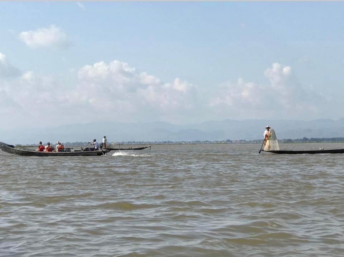 2017.03.12
インレー湖に1時間クルーズ　1000円
独特の漁法が...