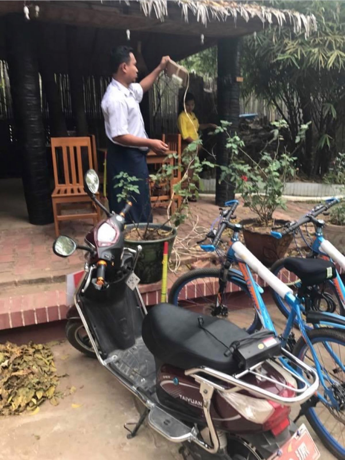 2017.03.11
「充電させて下さい🍉🛵」
あー
電気バイクの電池切れ...