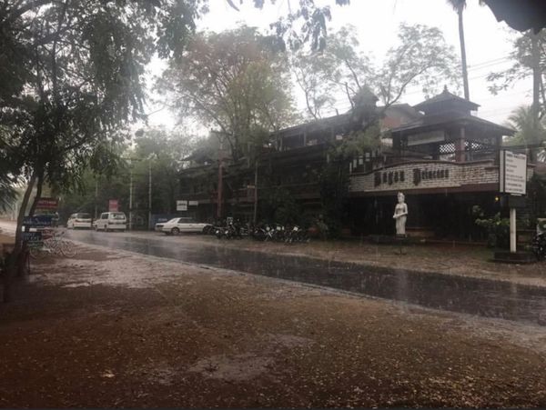 ミャンマー・ヤンゴン「3月:2度目のバガン、インレー湖、カックー、ヤンゴン:ミャンマー」の写真：2017.03.10
いきなりの土砂降り...