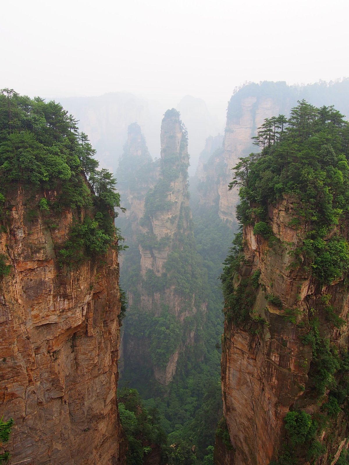 武陵源景区は、総面積260km2にも及ぶ、自然のエネルギーが生み出した絶景...