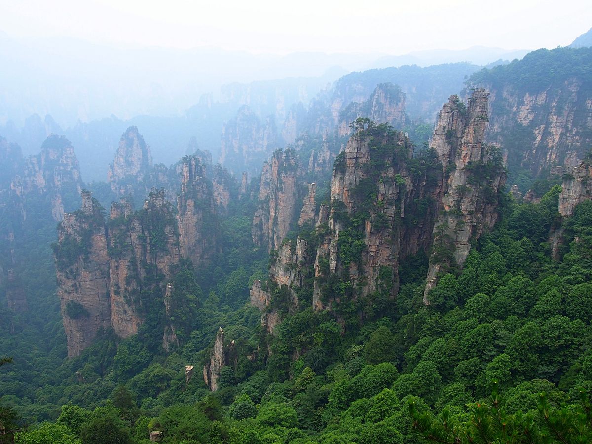 武陵源景区は、総面積260km2にも及ぶ、自然のエネルギーが生み出した絶景...