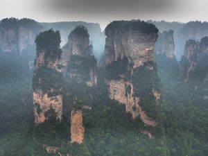 武陵源景区は、総面積260km2にも及ぶ、自然のエネルギーが生み出した絶景...