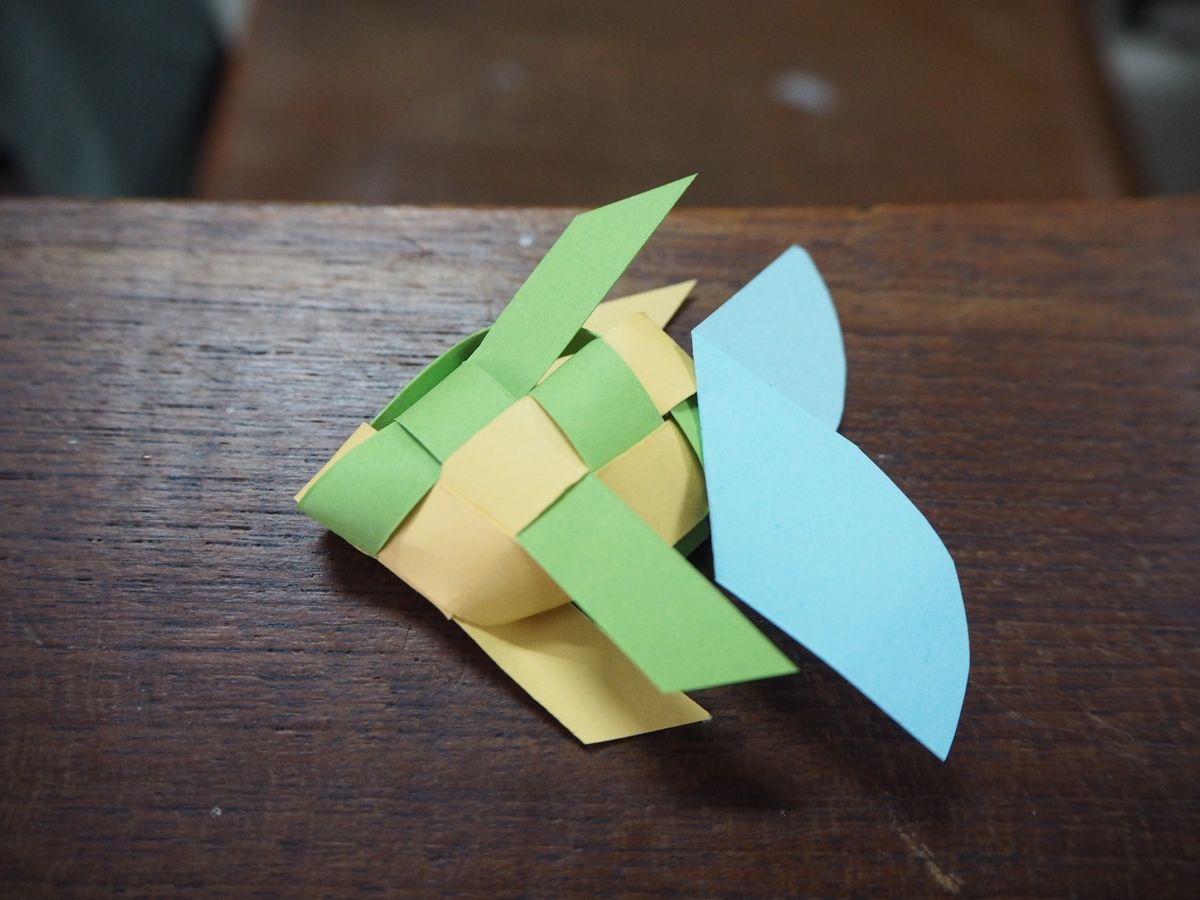 現地の民芸品的な編み物づくりを見学しました。2枚目は伝統的なモービルで、赤...