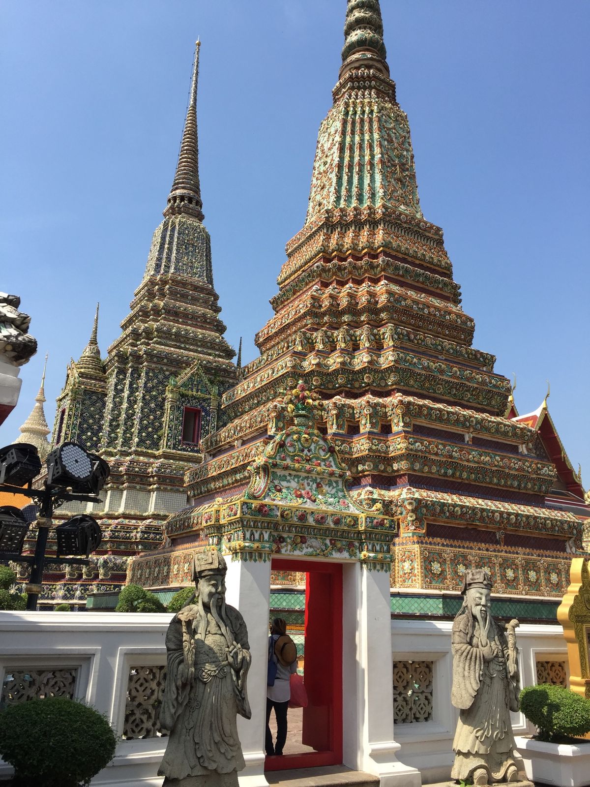 現地の友人家族に連れて行ってもらったワットポー。バチェラージャパンで見たキ...