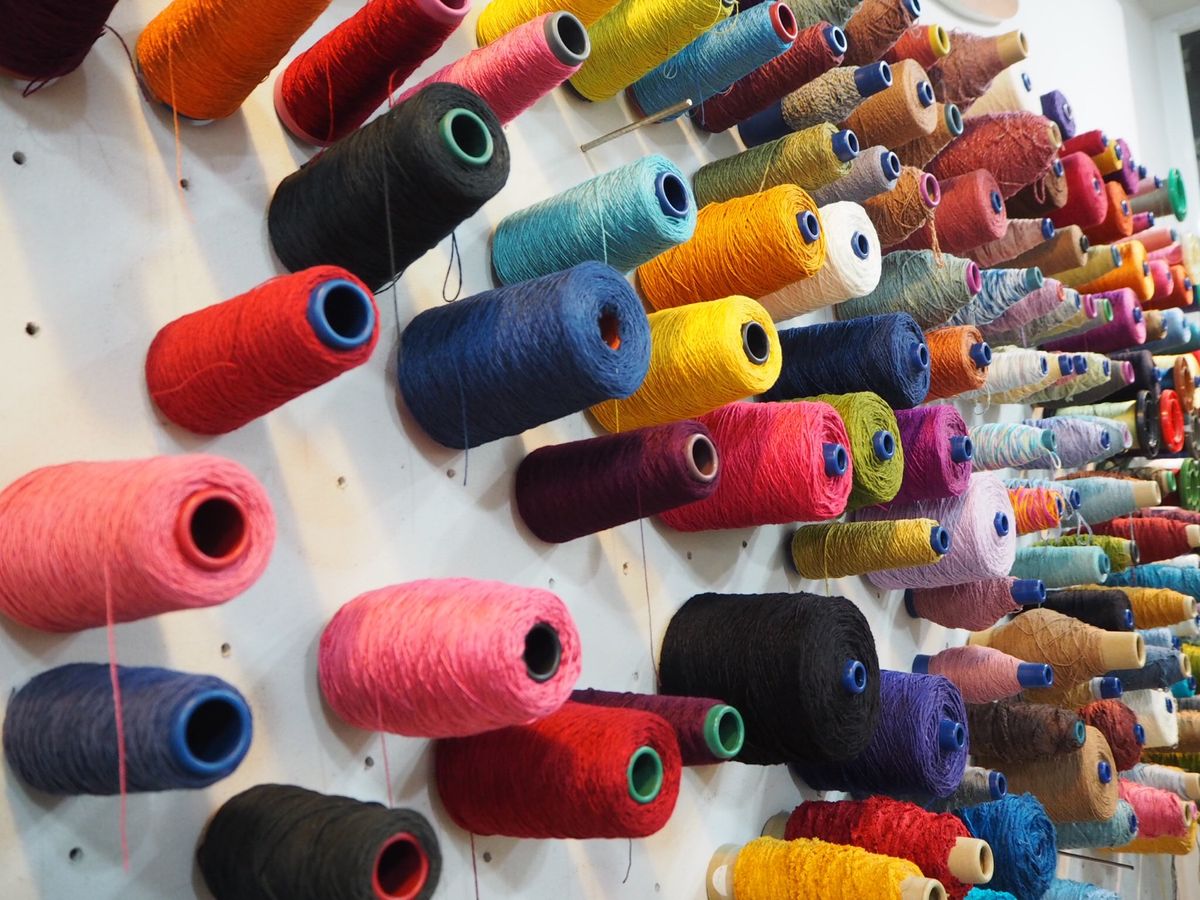 現地の民芸品的な編み物づくりを見学しました。2枚目は伝統的なモービルで、赤...