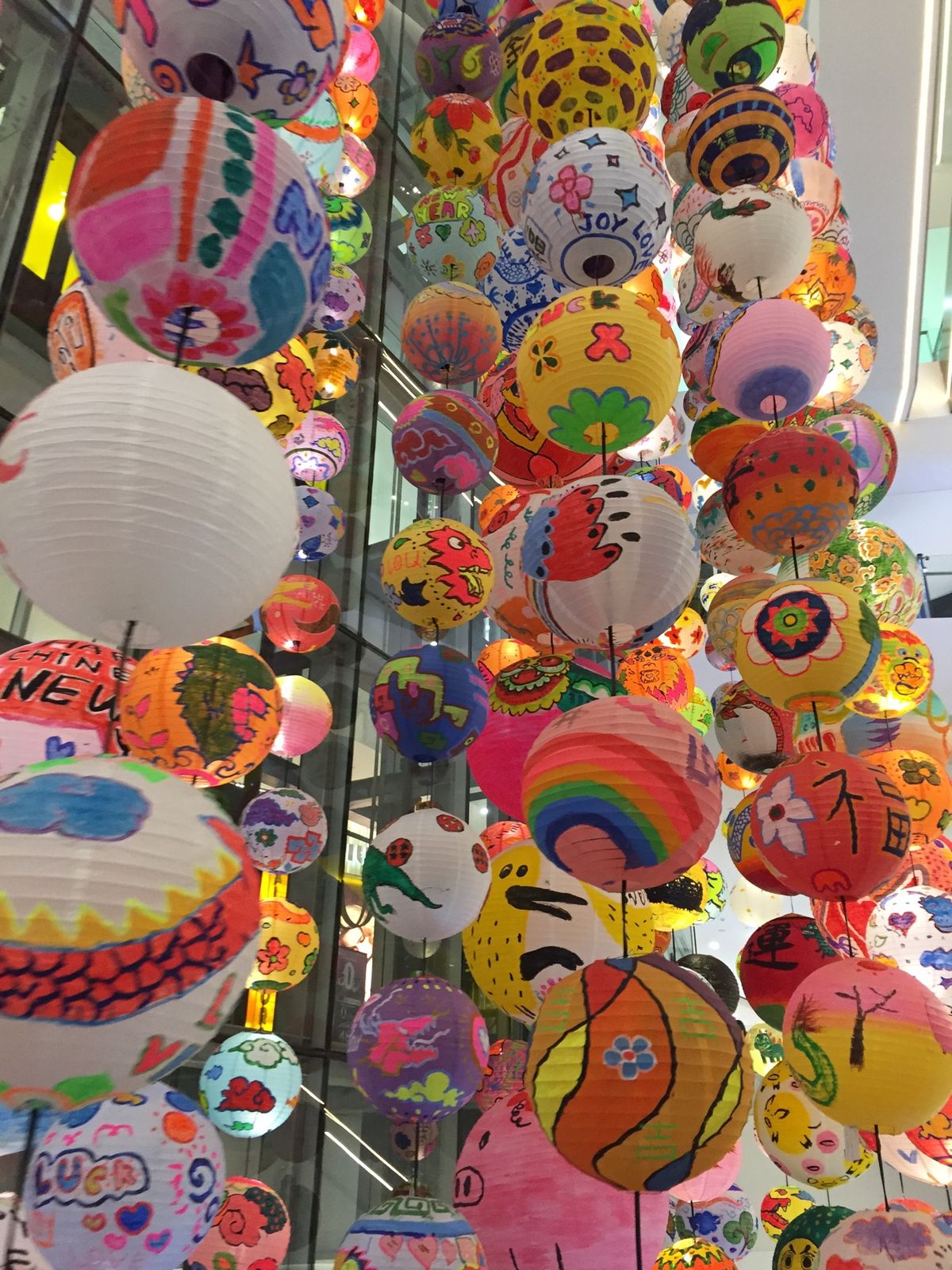 大学時代の友人と現地で会う事ができ、大型ショッピングモール、エンポリアムに...